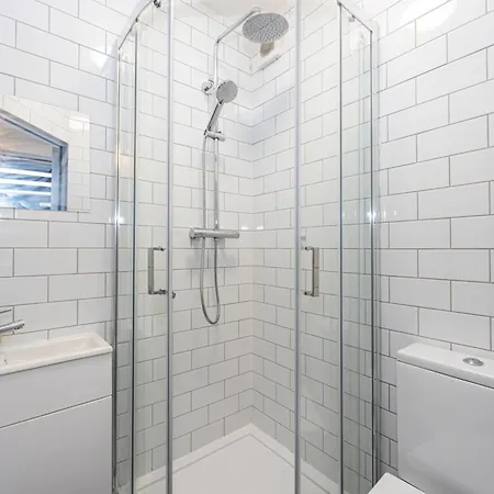 2 Ensuite Bed Home Near Shops Denton  Exterior photo