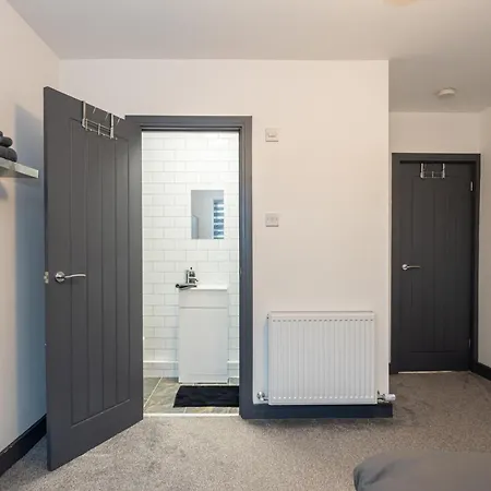 2 Ensuite Bed Home Near Shops Denton  Exterior photo
