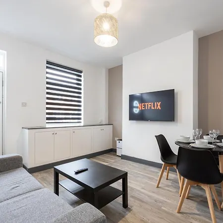 2 Ensuite Bed Home Near Shops Denton  Exterior photo