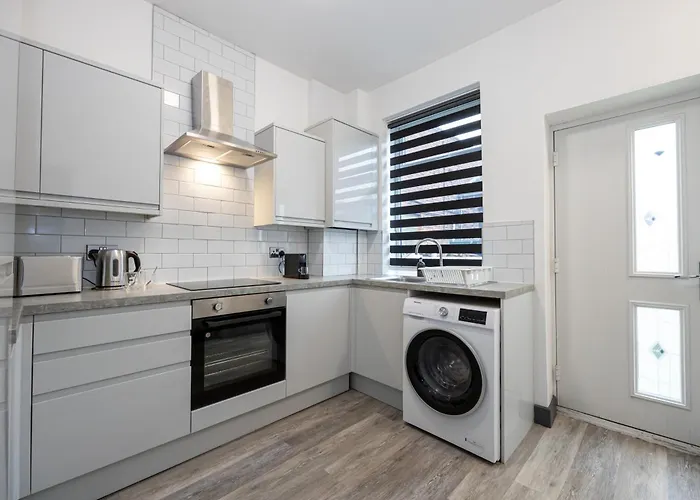 2 Ensuite Bed Home Near Shops