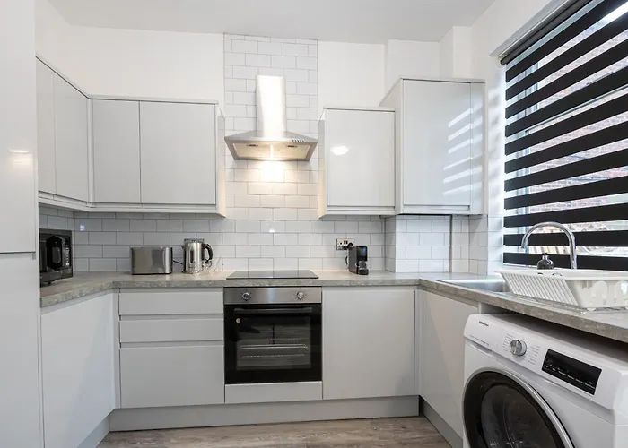 2 Ensuite Bed Home Near Shops